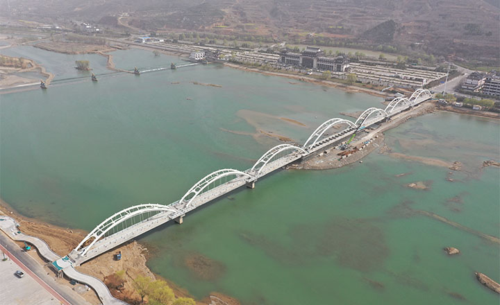 Fabrication and installation Lingshan Steel Bridge in Luoyang