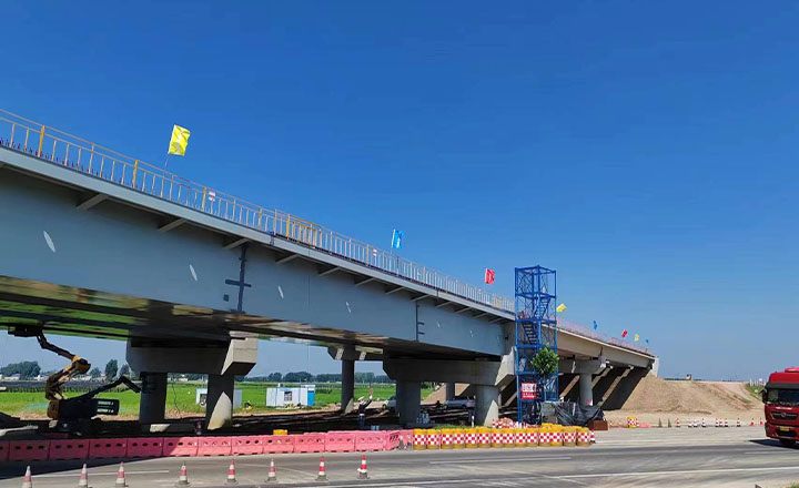 Fabrication and installation of steel box girders in Rufang section of Jiaotang Expressway