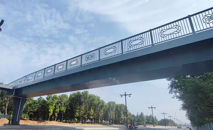 Fabrication and installation of a pedestrian bridge on South Binhe Road, in Luoyang