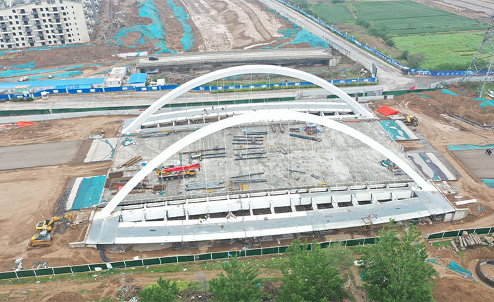 Steel bridge across Yunxi Bridge on Qiancheng Road in Zhengzhou Science and Technology Valley